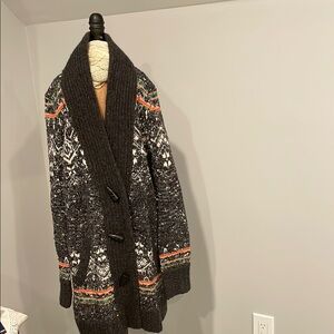 Cozy Knit Cardigan with Patterned Design